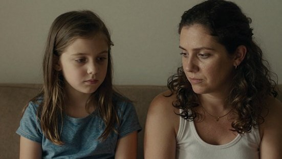 Brigas entre mãe e filha. Mãe e filha sentadas lado a lado